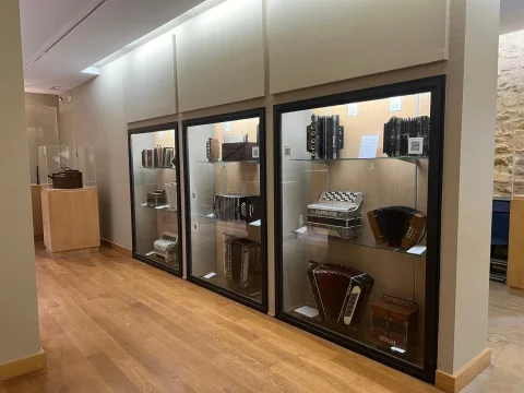 Colección de acordeones históricos en vitrinas del Museo de Sonidos de la Tierra en Santo Domingo de Silos