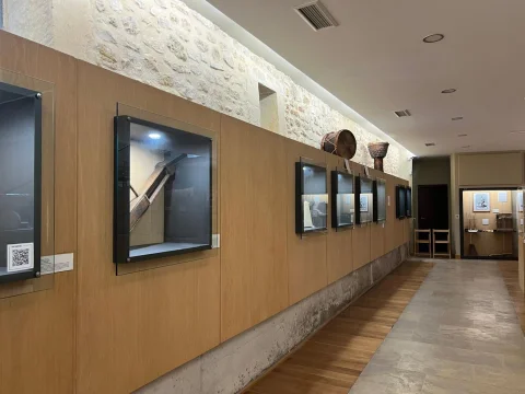 Galería de exposición con vitrinas y tambores en el Museo de Instrumentos de Santo Domingo de Silos