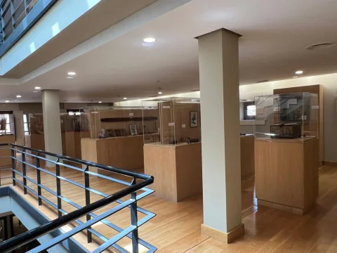 Sala principal de exposición con vitrinas de madera en el Museo de Instrumentos de Santo Domingo de Silos