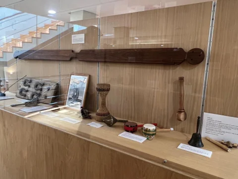 Vitrina con matracas, carracas e instrumentos tradicionales de percusión eclesiástica y popular en el Museo de Santo Domingo de Silos
