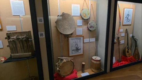 Vitrinas con instrumentos tradicionales de percusión y cuerda en el Museo de Instrumentos de Santo Domingo de Silos