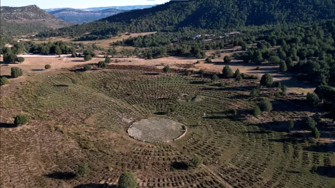 Vista aérea del círculo central empedrado y la disposición concéntrica de tumbas en el Cementerio de Sad Hill