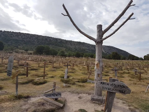Tumba de Arch Stanton y tumba Unknown junto a un árbol seco en el Cementerio de Sad Hill