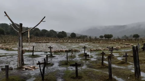 Vista amplia de la plazoleta circular central empedrada lúgubre y tenebrso en un día de intensa niebla y lluvia