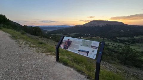 Mirador de Sad Hill con el valle de Mirandilla y la puesta de sol de fondo
