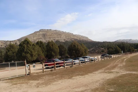 Coches aparcados en el Aparcamiento San Hill