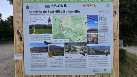 Panel informativo de madera correspondiente a la ruta de senderismo SY-04 que conecta el Cementerio Sad hill