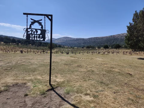 Cartel emblemático de bienvenida en forja situado a la entrada del recinto