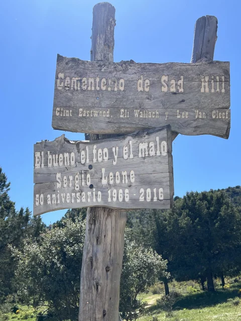 Cartel de madera conmemorativo del 50 aniversario de El bueno, el feo y el malo en el acceso al Cementerio de Sad Hill