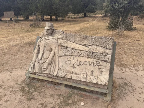 Relieve escultórico en piedra en homenaje a Sergio Leone con la figura de un militar confederado y el cementerio de Sad Hill