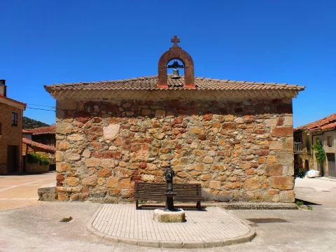 Cabecera de la Ermita de San Andrés con muro de mampostería, espadaña, banco y fuente de forja