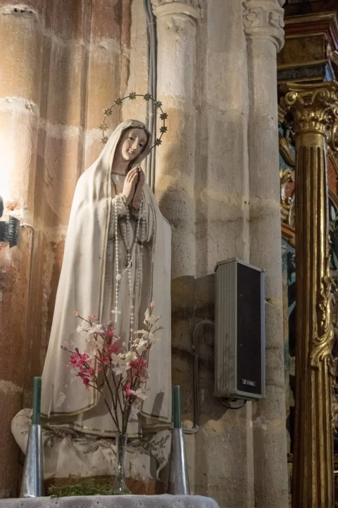 Estatua de la Virgen de Fátima en altar de la Iglesia de la Asunción de Contreras