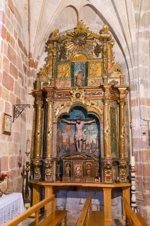 Retablo barroco con Cristo crucificado en la Iglesia de la Asunción de Contreras