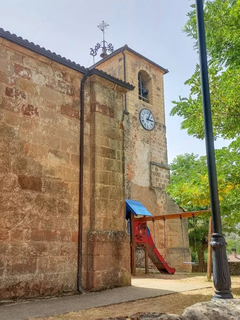Torre campanario de sillería con reloj en la Iglesia de la Asunción de Contreras