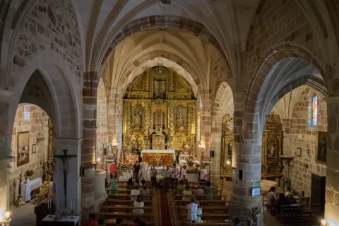Interior de la Iglesia de la Asunción de Contreras con retablo mayor y feligreses