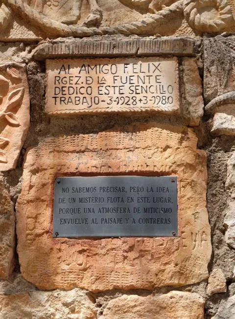 Placas conmemorativas en piedra y metal dedicadas a Félix Rodríguez de la Fuente en Contreras