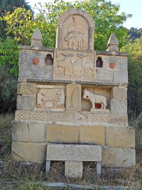 Vista frontal en primer plano del monumento al burro de Contreras