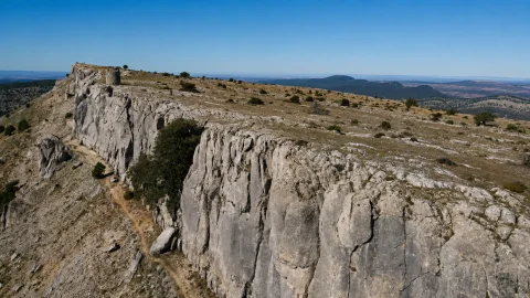 Escarpes calizos y torreón del Fuerte de San Carlos en la meseta de Carazo