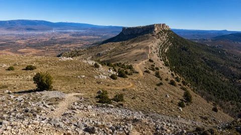 Vista panorámica de Peña Carazo y cordal montañoso en Sabinares del Arlanza
