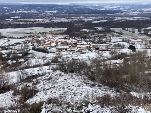 Paisaje nevado con pueblo tradicional bajo manto blanco desde el Mirador de la Llanada