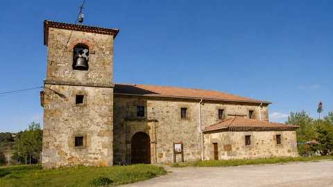 Fachada principal y torre campanario de la Iglesia de Santa María en Hortezuelos
