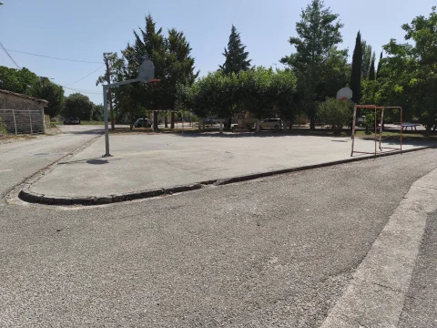 Canasta de baloncesto y portería de fútbol