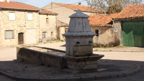 Fuente pública de piedra tradicional con pilón y caños en la plaza de Hortezuelos