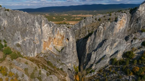 Vista aérea del Desfiladero de La Yecla con túnel de carretera excavado en la roca caliza