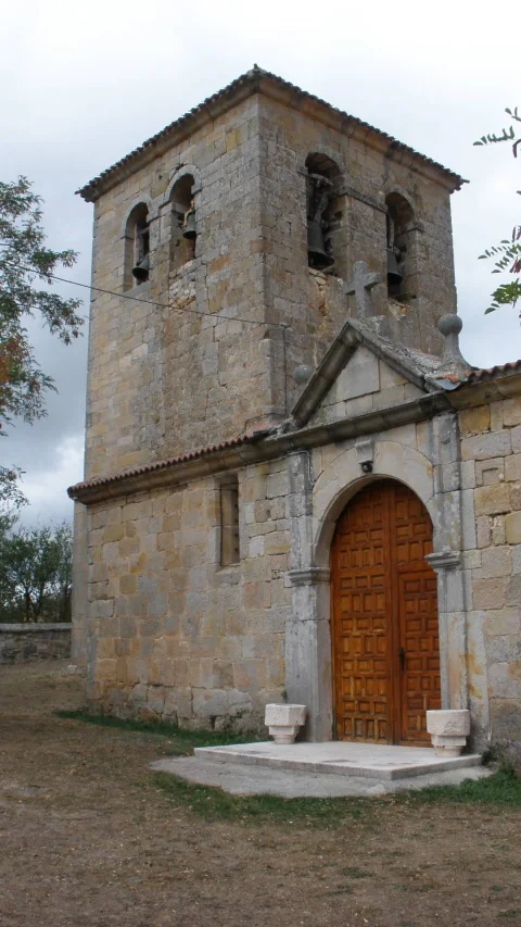 Torre campanario y portada clasicista de la iglesia de Santa Eugenia en Carazo