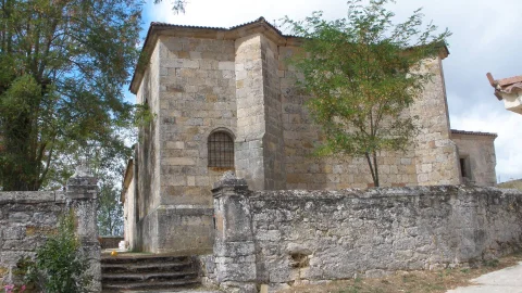 Vista exterior del muro de sillería y ábside de la iglesia de Santa Eugenia en Carazo