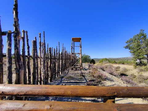 Empalizada y torre de vigilancia de madera en el decorado del fuerte de Betterville