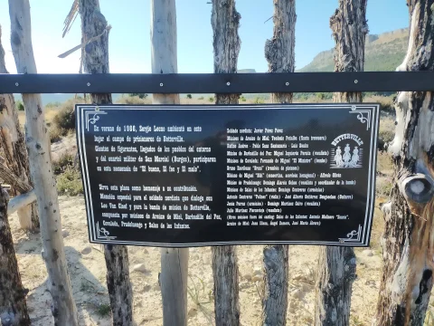 Placa conmemorativa a los figurantes y músicos del rodaje en el campo de Betterville