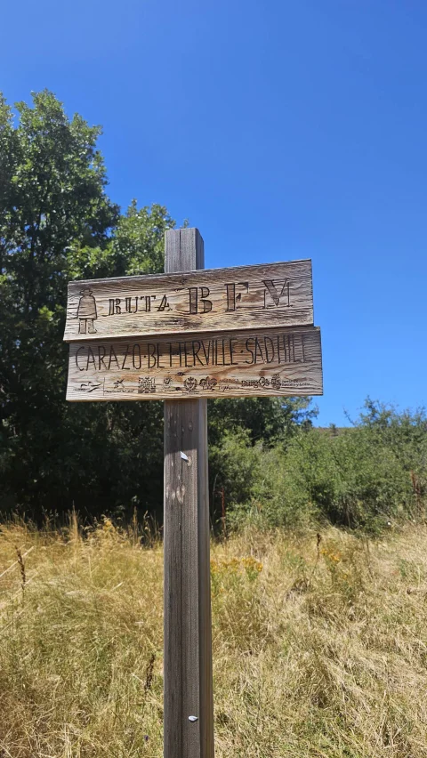 Poste de señalización de la ruta de senderismo Carazo Betterville Sad Hill