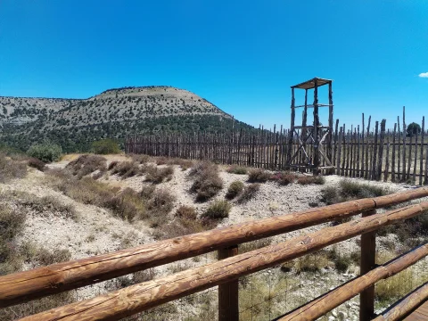 Torre de vigía y empalizada del campo de Betterville con relieve montañoso de fondo