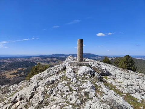Vértice geodésico sobre la cumbre caliza de Peñáguila con el valle al fondo