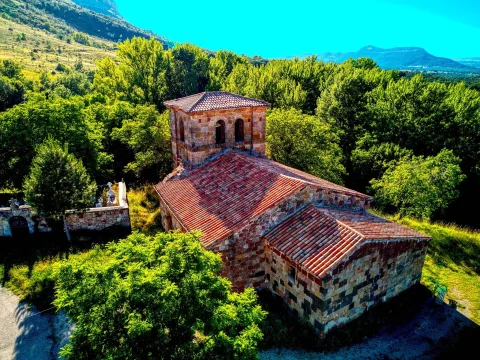 Vista aérea de la iglesia de la Invención de la Santa Cruz rodeada de arbolado