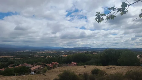 Vistas panorámicas del valle y el pueblo desde el mirador de Villanueva de Carazo