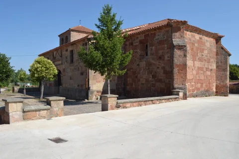 Exterior de piedra arenisca de la iglesia de Nuestra Señora de la Vega en La Revilla