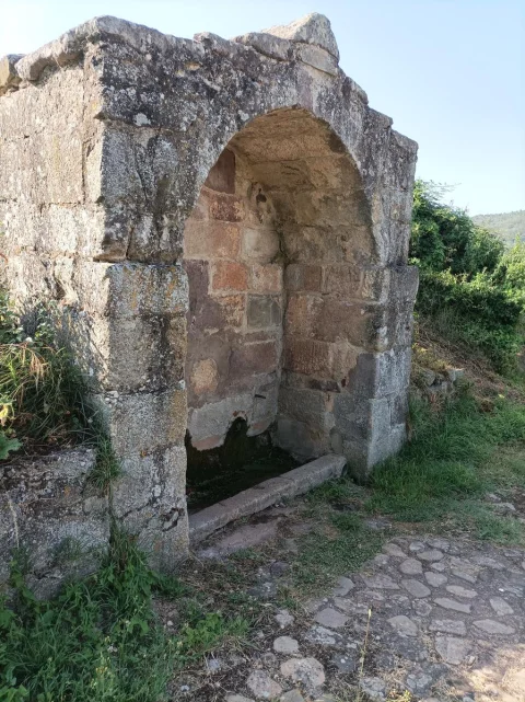 Detalle de la hornacina de piedra con bóveda de cañón y pilón de la Fuente Vieja en Barbadillo
