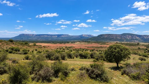 Panorámica del valle y las formaciones montañosas desde el entorno del yacimiento La Tejera