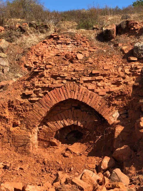 Primer plano de los arcos concéntricos de ladrillo en el horno del yacimiento La Tejera