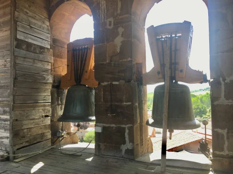 Campanas de bronce con yugos de madera en el campanario de la iglesia de Barbadillo del Mercado
