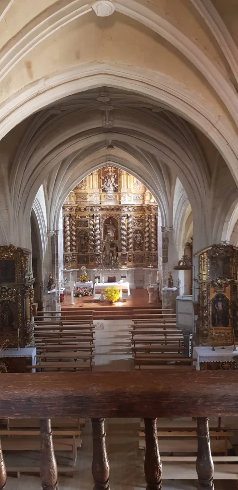Interior de la iglesia de San Pedro con bóvedas de crucería y retablo mayor barroco al fondo