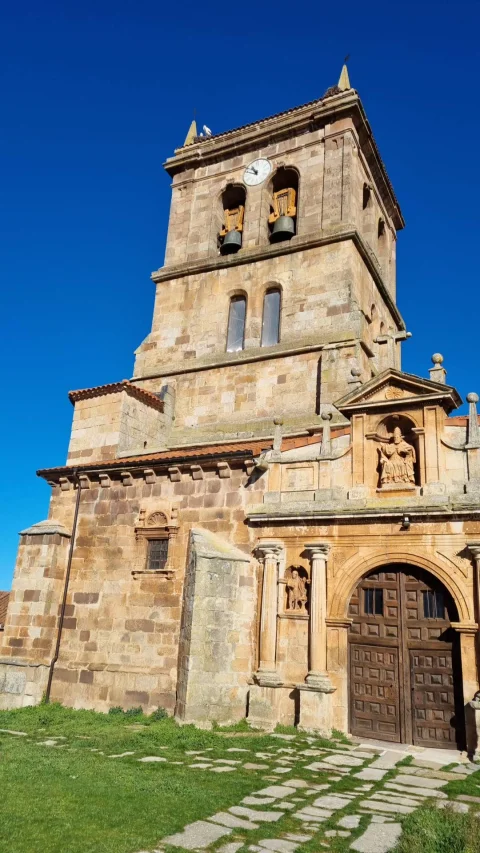 Torre campanario con reloj y portada clasicista de la iglesia de San Pedro en Barbadillo del Mercado