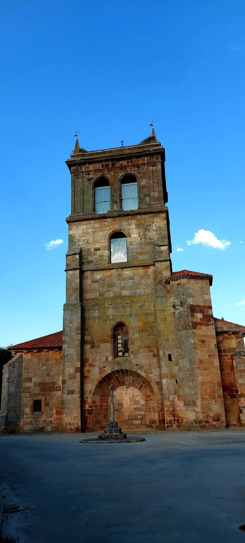 Torre de sillería con arco de acceso y crucero de piedra de la iglesia de Barbadillo del Mercado