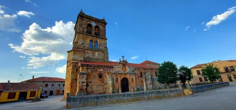Vista angular completa de la iglesia de San Pedro Apóstol y su muro perimetral en Barbadillo
