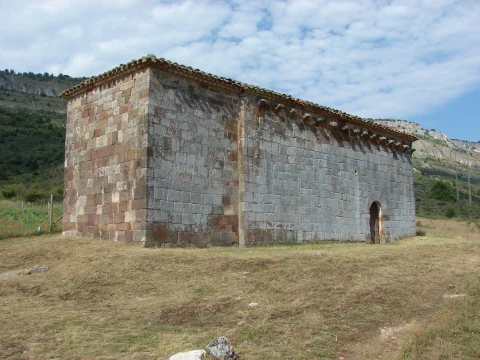 Muro de sillería y portada con arco de herradura de la ermita visigoda de San Juan Bautista en Barbadillo