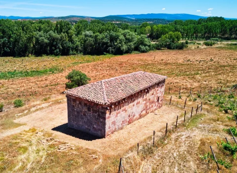 Perspectiva aérea de la cubierta y muro de sillería de la ermita de San Juan Bautista en Barbadillo