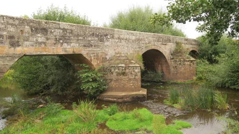 Arcos de medio punto y tajamar de sillería del Puente del Canto sobre el río Pedroso en Barbadillo