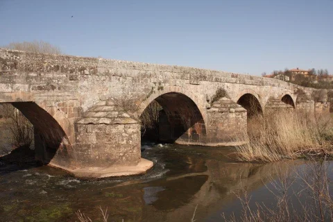 Detalle de los ojos y tajamares de sillería del puente sobre el cauce del río Pedroso en Barbadillo